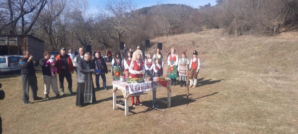 Любовта към традициите събра шипченци на празника Трифон Зарезан