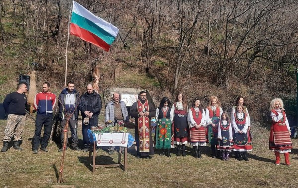 Любовта към традициите събра шипченци на празника Трифон Зарезан