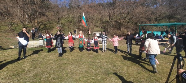 Любовта към традициите събра шипченци на празника Трифон Зарезан