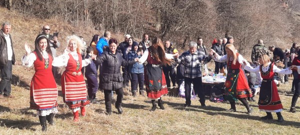 Любовта към традициите събра шипченци на празника Трифон Зарезан