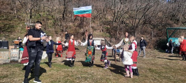 Любовта към традициите събра шипченци на празника Трифон Зарезан