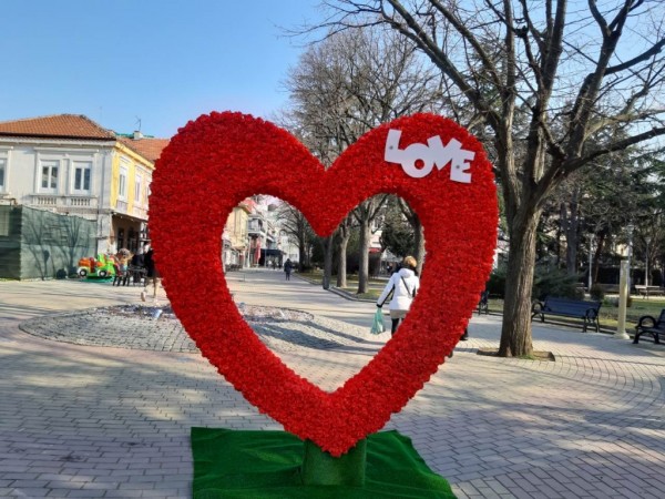 Красиво сърце от рози в центъра на Казанлък