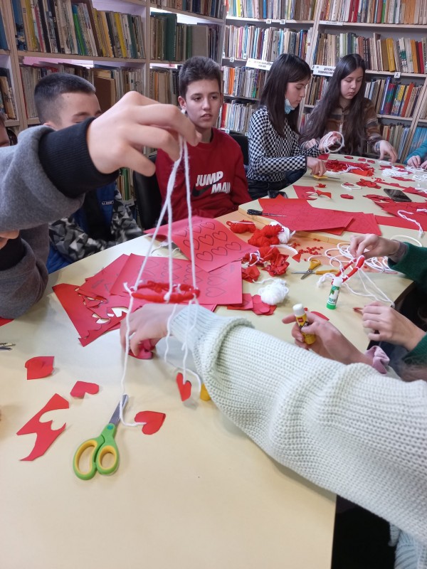 Шестокласници от математическата отпразнуваха Свети Валентин с “капани за любов“