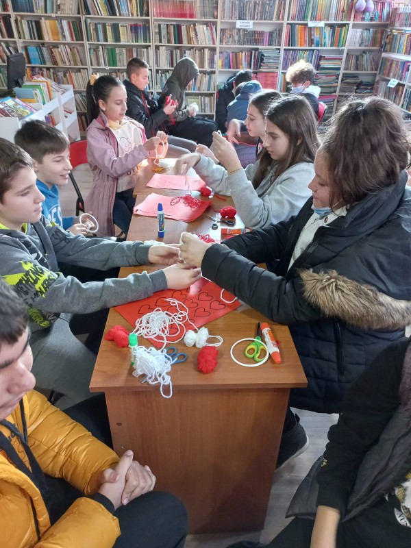 Шестокласници от математическата отпразнуваха Свети Валентин с “капани за любов“