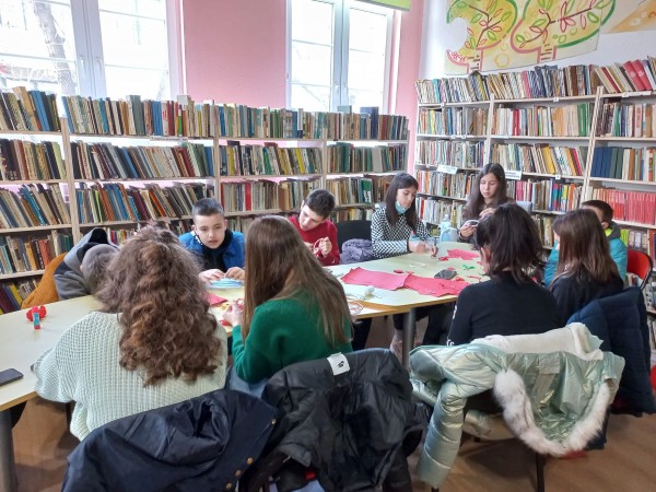 Шестокласници от математическата отпразнуваха Свети Валентин с “капани за любов“