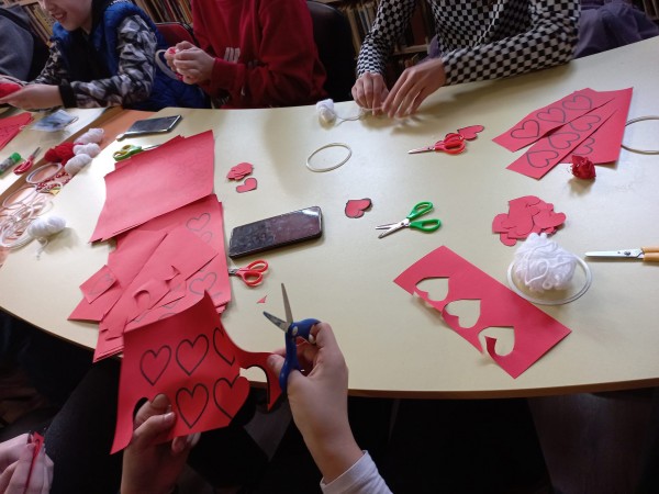 Шестокласници от математическата отпразнуваха Свети Валентин с “капани за любов“