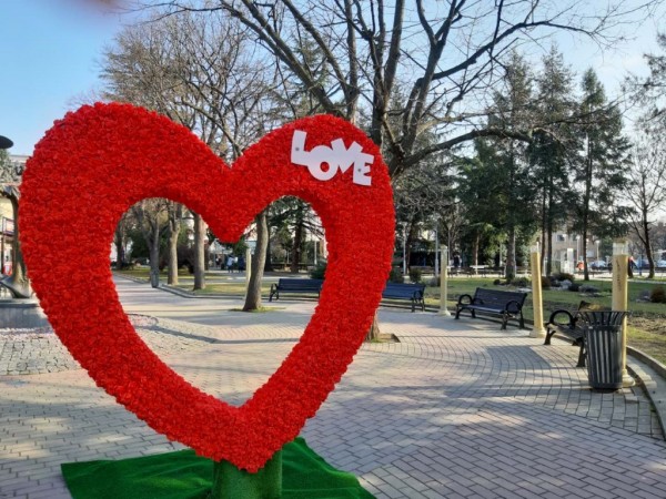 Красиво сърце от рози в центъра на Казанлък