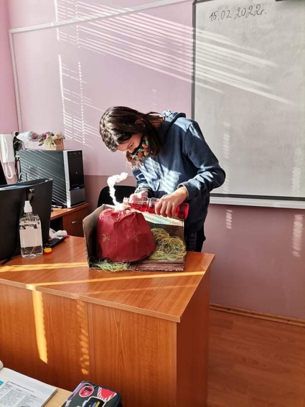 Макет на изригващ вулкан правиха петокласници от ОУ „Георги Кирков“ 