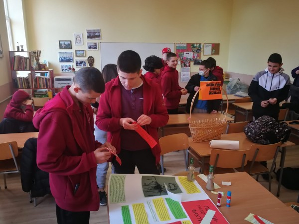 Ученици от ПГ „Иван Хаджиенов“ почитат Левски с разнообразни инициативи