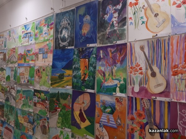 Малките художници от школа „Ренина“ откриха своята годишна изложба 