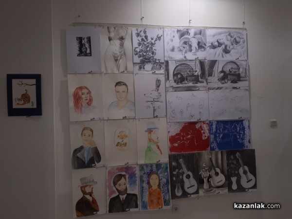 Малките художници от школа „Ренина“ откриха своята годишна изложба 