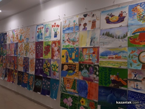 Малките художници от школа „Ренина“ откриха своята годишна изложба 