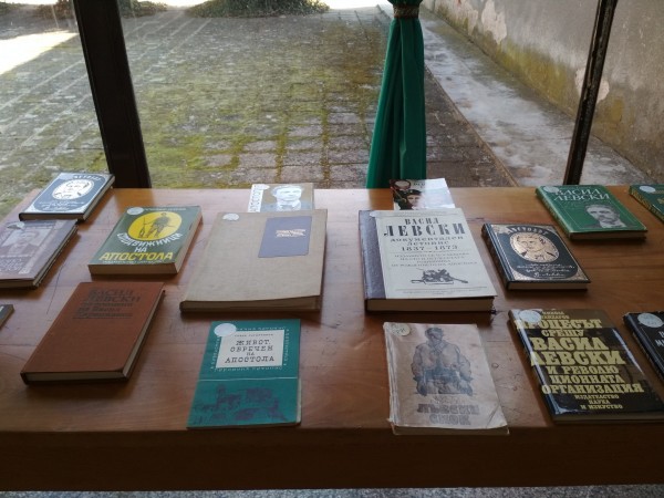 Ученици почетоха паметта на Апостола в читалището в Шейново