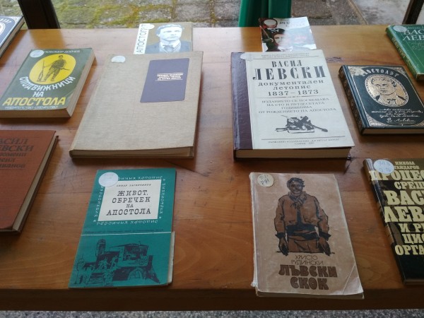 Ученици почетоха паметта на Апостола в читалището в Шейново