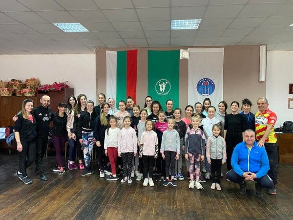 Двудневен лагер с ансамбъл “Детелини“ си спретнаха гимнастичките ни