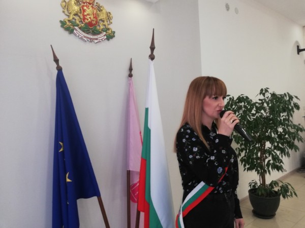 В Община Казанлък шест двойки сключват граждански брак на датата с шест двойки