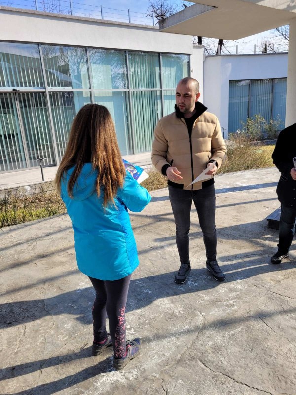 Бъдещите екскурзоводи от ПГЛПТ отбелязаха празника с открит урок в Музея на розата