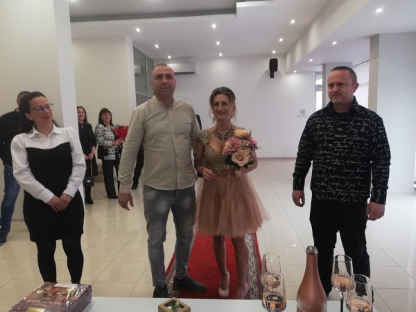 В Община Казанлък шест двойки сключват граждански брак на датата с шест двойки