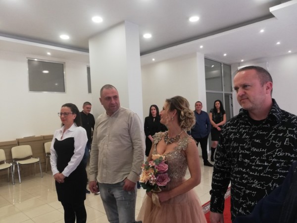 В Община Казанлък шест двойки сключват граждански брак на датата с шест двойки