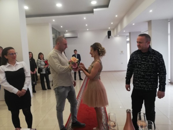 В Община Казанлък шест двойки сключват граждански брак на датата с шест двойки