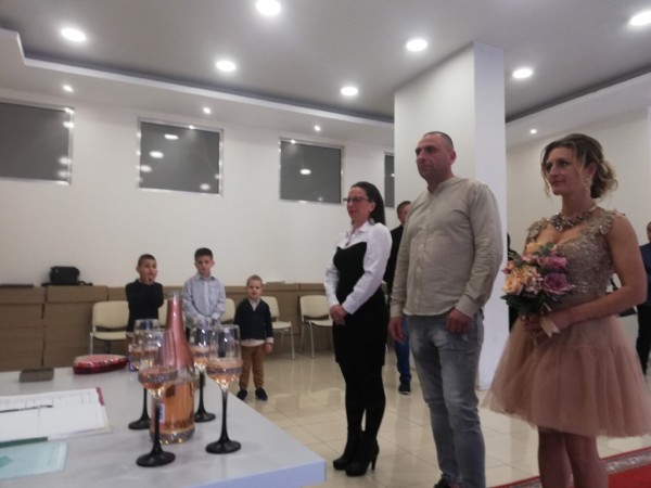 В Община Казанлък шест двойки сключват граждански брак на датата с шест двойки