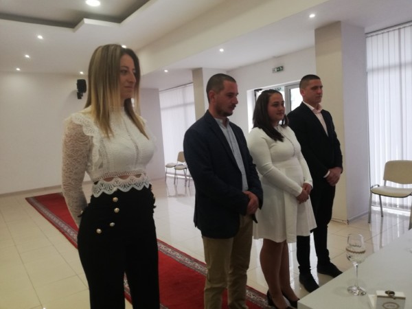 В Община Казанлък шест двойки сключват граждански брак на датата с шест двойки