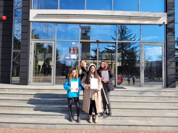 Бъдещите екскурзоводи от ПГЛПТ отбелязаха празника с открит урок в Музея на розата