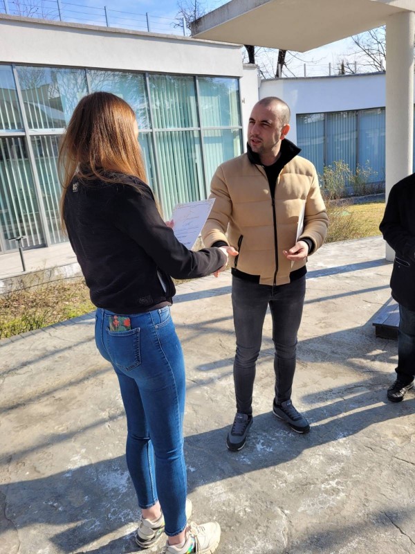 Бъдещите екскурзоводи от ПГЛПТ отбелязаха празника с открит урок в Музея на розата