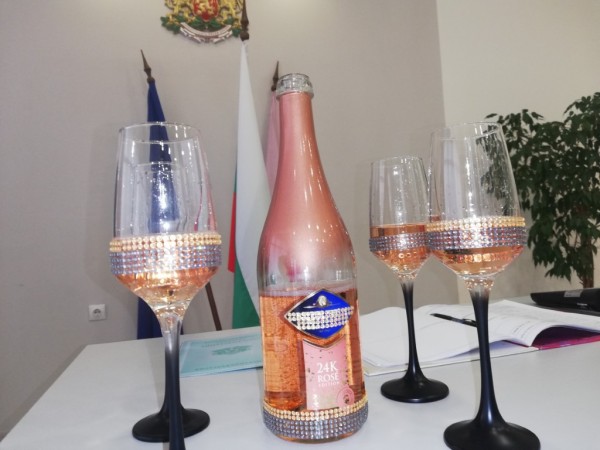 В Община Казанлък шест двойки сключват граждански брак на датата с шест двойки