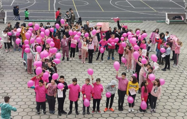 Казанлъшките училища отбелязаха “Деня на розовата фланелка“
