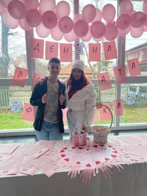 Казанлъшките училища отбелязаха “Деня на розовата фланелка“