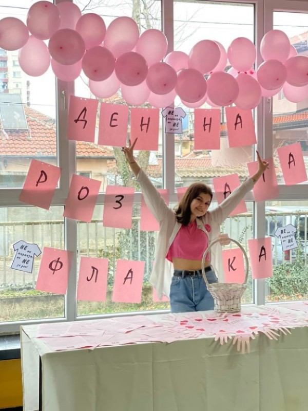 Казанлъшките училища отбелязаха “Деня на розовата фланелка“