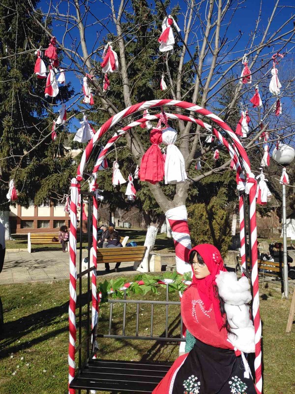 Село Енина посреща 1-ви март с пищна украса