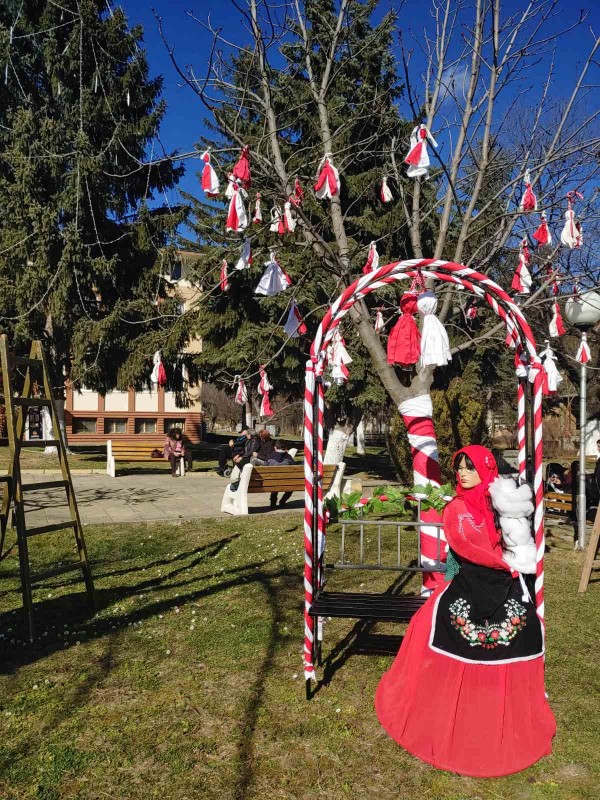 Село Енина посреща 1-ви март с пищна украса