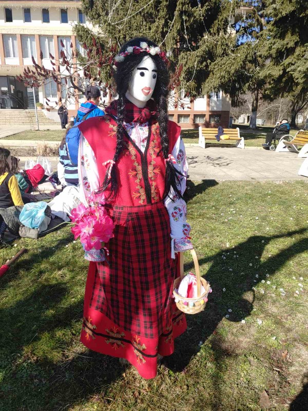 Село Енина посреща 1-ви март с пищна украса