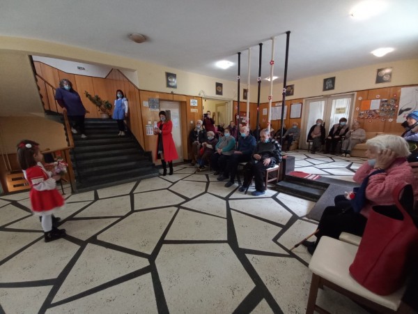 Малчугани подариха мартенички на възрасните хора от домовете