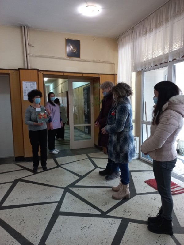 Малчугани подариха мартенички на възрасните хора от домовете