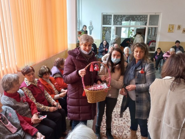 Малчугани подариха мартенички на възрасните хора от домовете