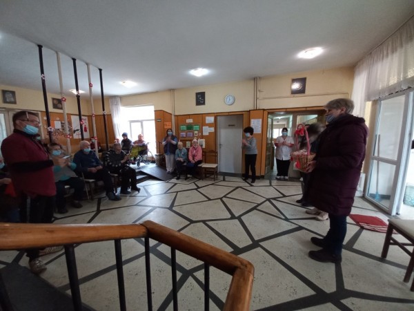 Малчугани подариха мартенички на възрасните хора от домовете