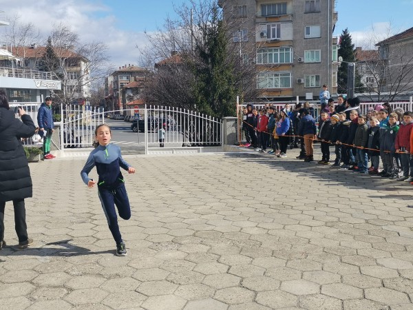 Казанлъшки ученици се състезаваха в празничен крос