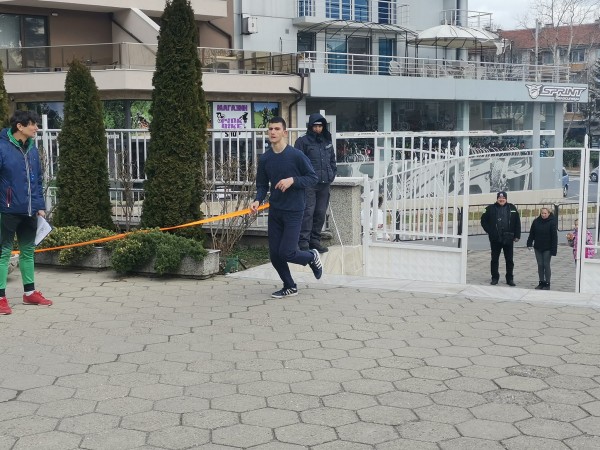 Казанлъшки ученици се състезаваха в празничен крос