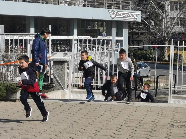 Казанлъшки ученици се състезаваха в празничен крос