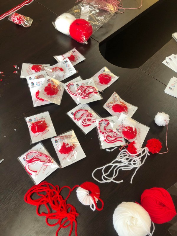 Младежи изработиха и подариха мартенички на възрастните хора от Дом “Маргарита  Асебо”