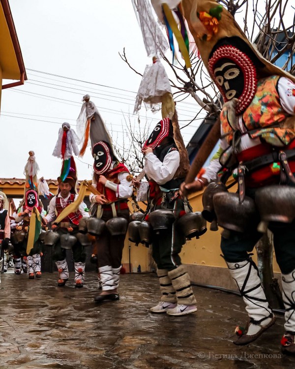 Многобройната кукерска група в Шейново обиколи всички къщи 