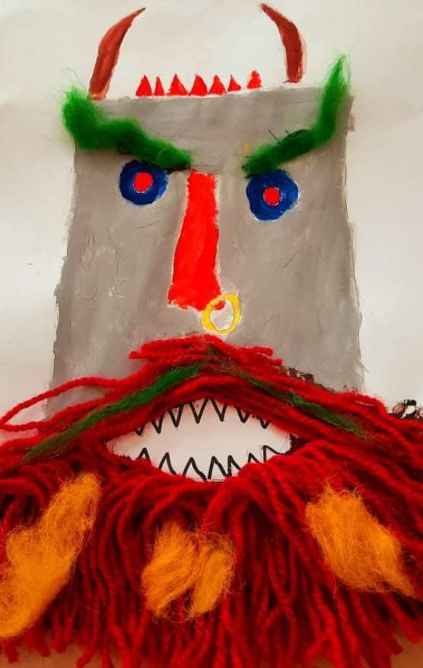 Третокласници подредиха красива изложба с кукерски маски