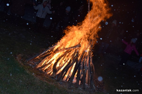 Въпреки снега десетки казанлъчани прескочиха огъня на Сирни Заговезни