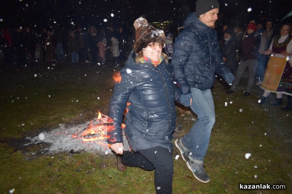 Въпреки снега десетки казанлъчани прескочиха огъня на Сирни Заговезни