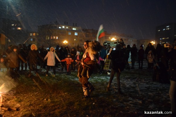 Въпреки снега десетки казанлъчани прескочиха огъня на Сирни Заговезни
