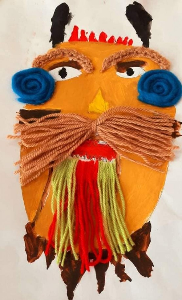 Третокласници подредиха красива изложба с кукерски маски