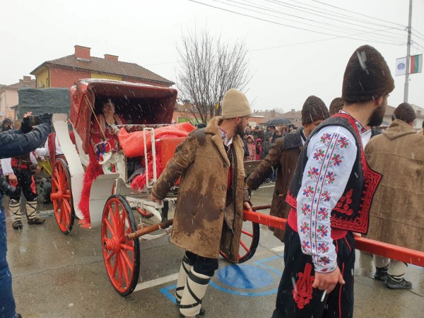 Кукерите в Павел баня прогониха злите сили, а Валя Балканска огласи площада